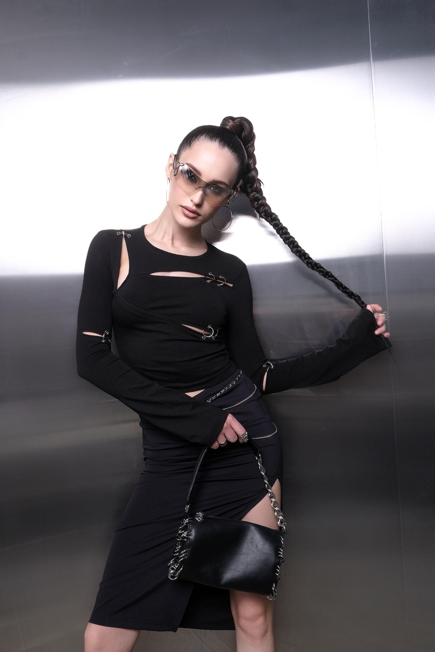 21 06 2024 longsliv girl next door black min