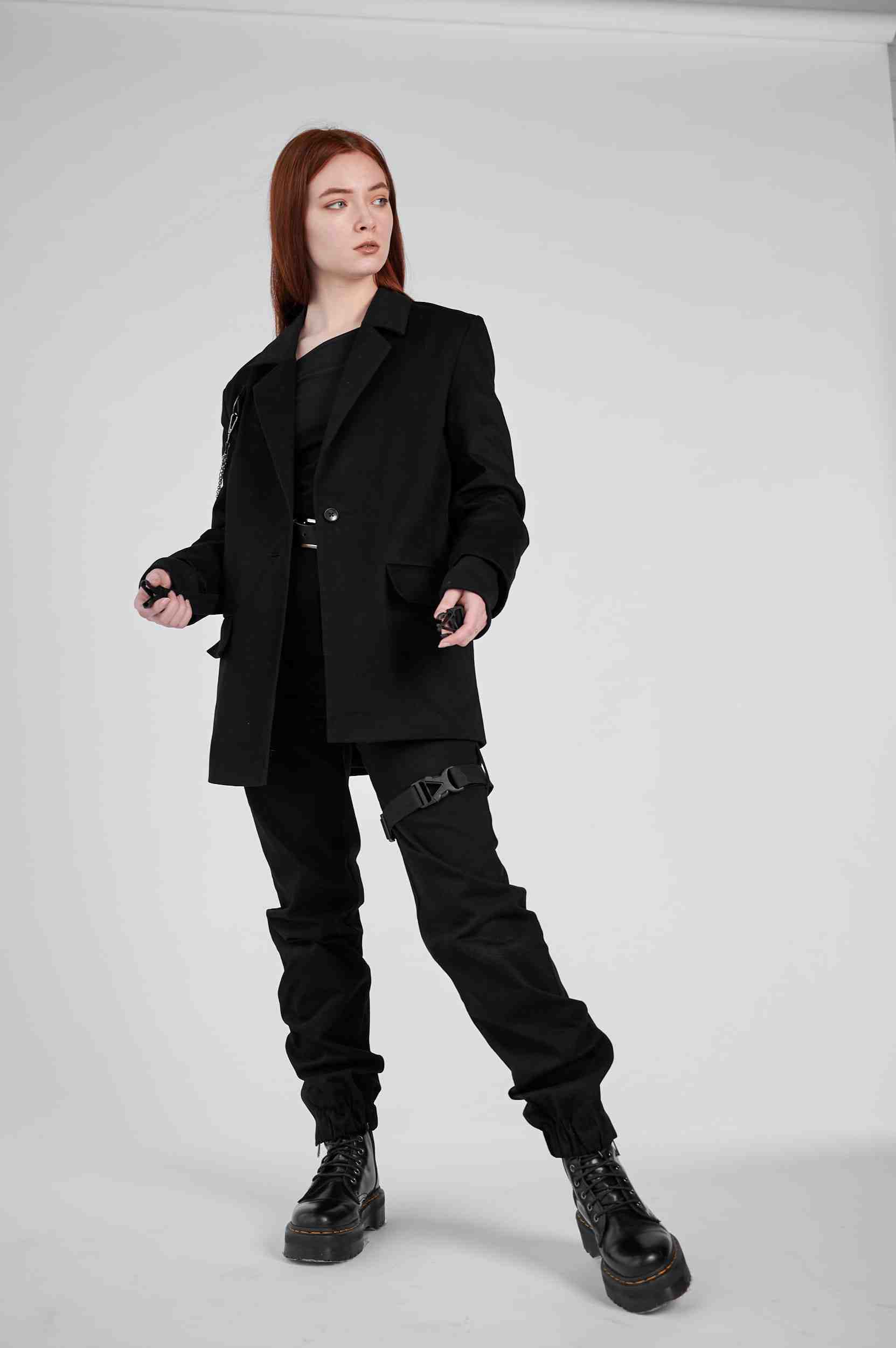 Креативная черная женская одежда