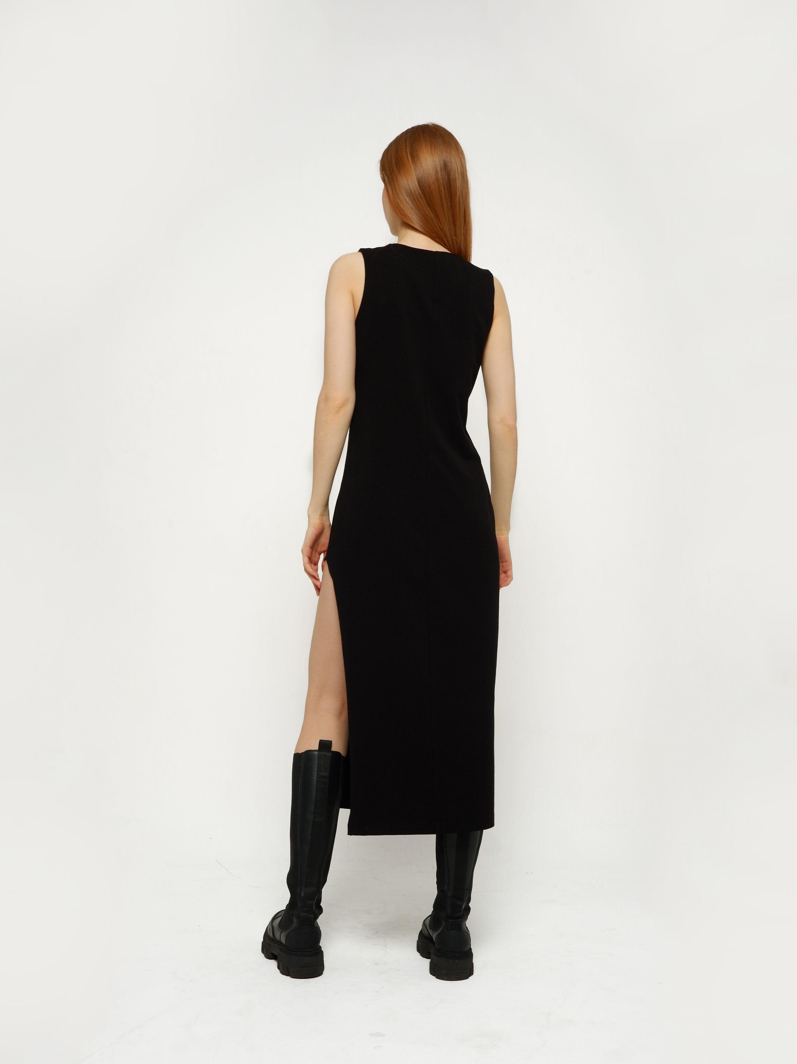 Платье женское черное миди без рукавов с разрезом на ноге Step 2