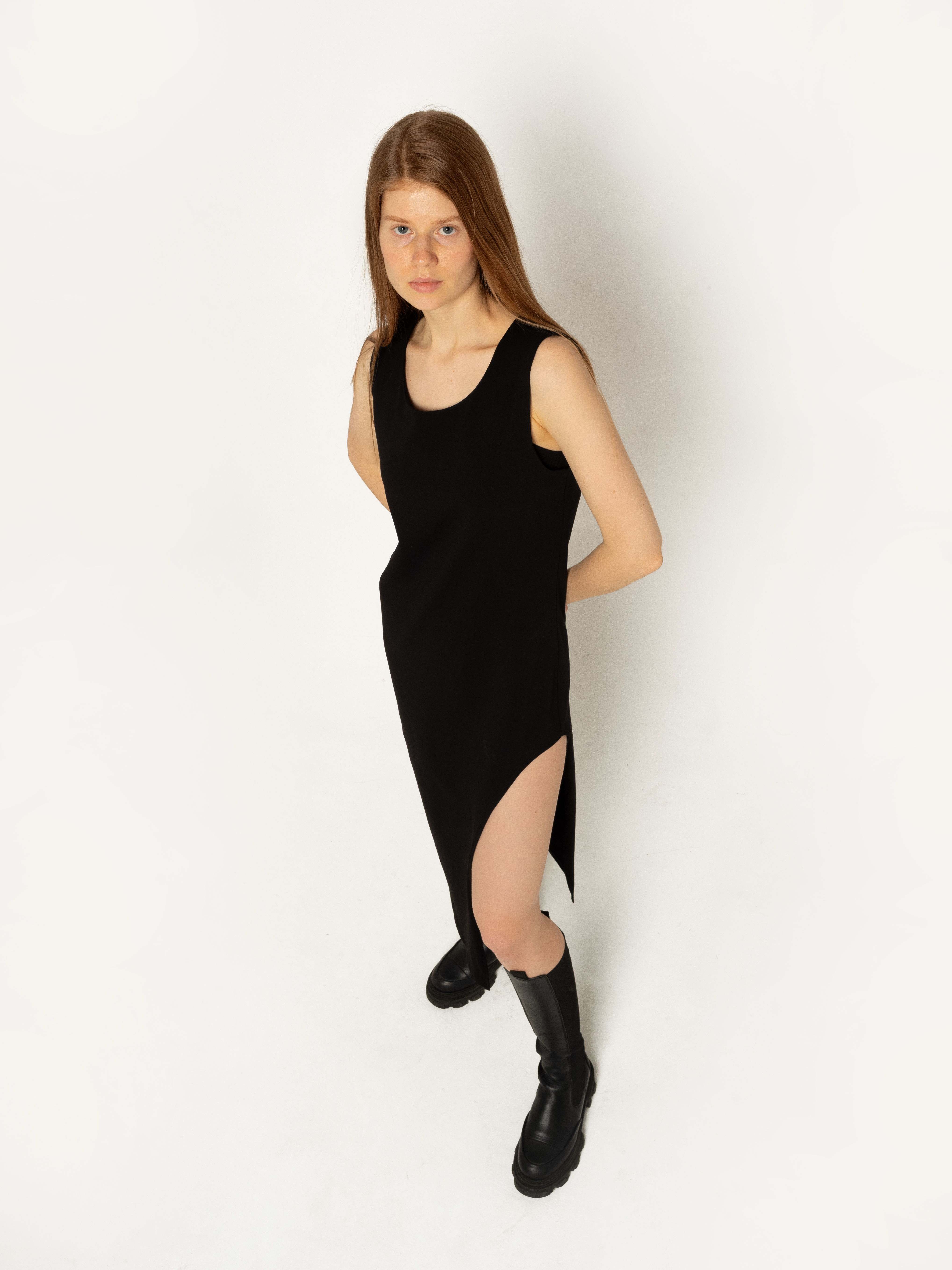 Платье женское черное миди без рукавов с разрезом на ноге Step 5